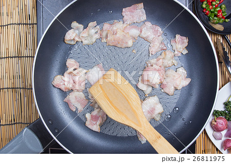 Chef stir friedmbacon in the pan Chef stir friedmbacon in the pan 26811975