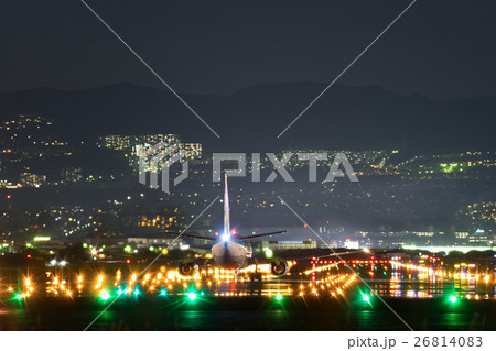 夜の航空機離陸シーン(ボーイング737-500) 夜の航空機離陸シーン(ボーイング737-500) 26814083