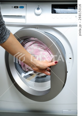 Hand open the door of the washing machine. 26815016