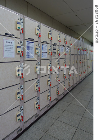 公共施設に設置されたコインロッカー 26818069