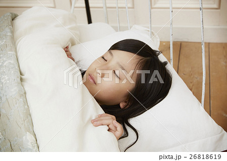 女の子 睡眠の写真素材