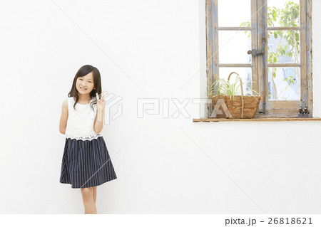 女の子 ピース 女の子 ピース 26818621
