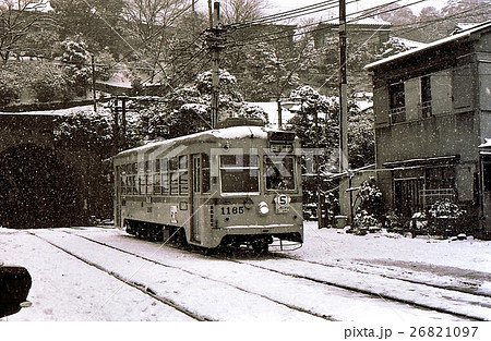 昭和レトロ 写真パネル 昭和44年 横浜市電 雪の日の麦田トンネルの写真素材 [26821097