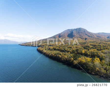 秋の支笏湖 風不死岳（空撮） 26821770