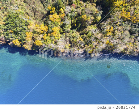 秋の支笏湖 湖畔(真俯瞰 空撮) 秋の支笏湖 湖畔(真俯瞰 空撮) 26821774