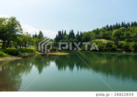 鏡ヶ池　入広瀬　夏の空　道の駅　新潟県魚沼市　鏡面 26822659