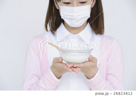 女性　ヨーグルト　予防　ヘルスケア　ダイエット　生活習慣病　花粉症　ビジネスウーマン 26823812