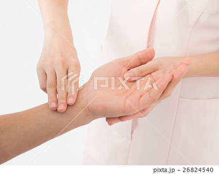 患者さんの脈を測る看護師の手元 26824540