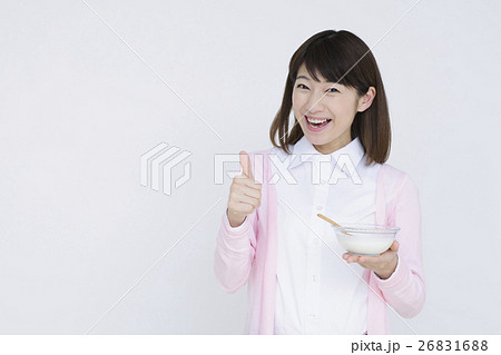 女性　ヨーグルト　予防　ヘルスケア　ダイエット　生活習慣病　花粉症　ビジネスウーマン 26831688