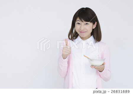 女性　ヨーグルト　予防　ヘルスケア　ダイエット　生活習慣病　花粉症　ビジネスウーマン 26831689