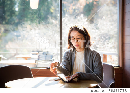 カフェ　女性 26831758