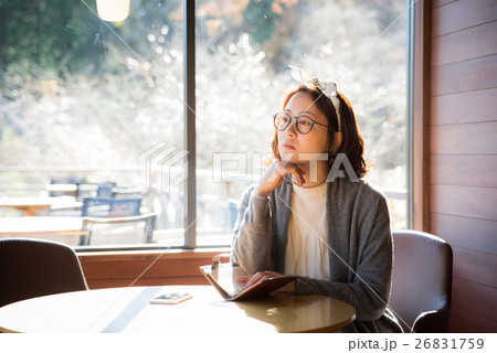 カフェ　女性 26831759