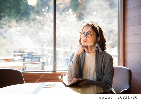 カフェ　女性 26831760