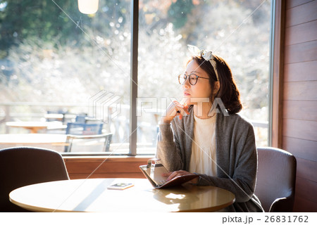 カフェ　女性 26831762
