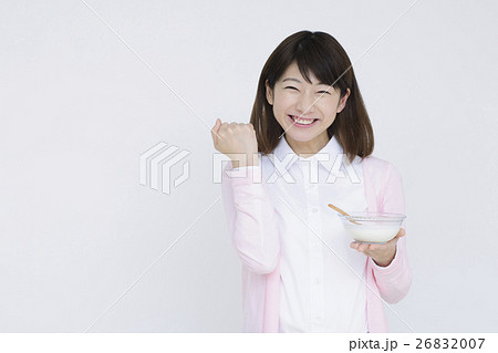 女性　ヨーグルト　予防　ヘルスケア　ダイエット　生活習慣病　花粉症　ビジネスウーマン 26832007