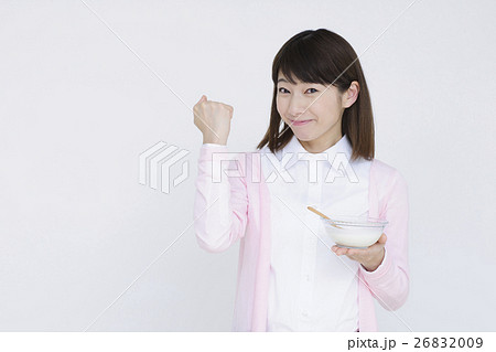 女性　ヨーグルト　予防　ヘルスケア　ダイエット　生活習慣病　花粉症　ビジネスウーマン 26832009