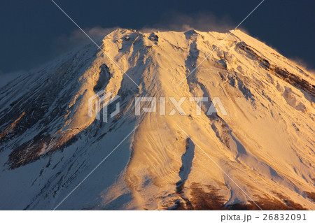 黄色く染まる冬富士 26832091