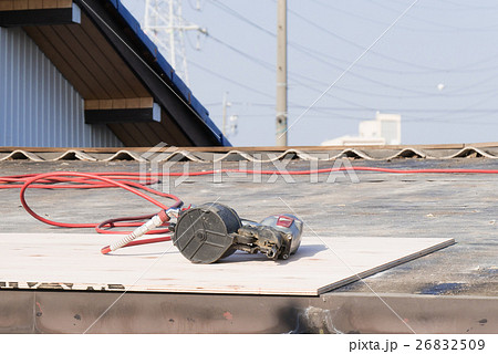 屋根のコンパネの上のネイルガン 26832509