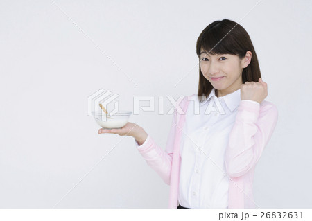 女性　ヨーグルト　予防　ヘルスケア　ダイエット　生活習慣病　花粉症　ビジネスウーマン 26832631