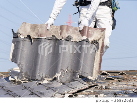 屋根工事 瓦の葺き替え　古い瓦を剥がす 26832633