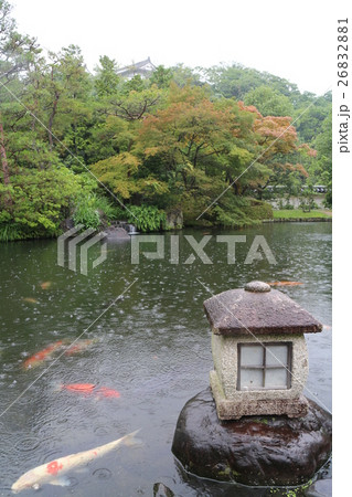 雨の姫路城好古園の写真素材 2621