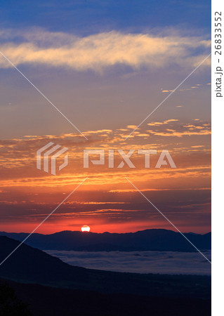 昇る朝日と雲海 -蒜山高原 鬼女台（きめんだい）展望休憩所より- 26833552