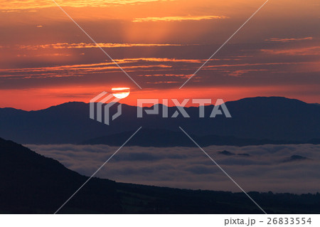 昇る朝日と雲海 -蒜山高原 鬼女台（きめんだい）展望休憩所より- 26833554