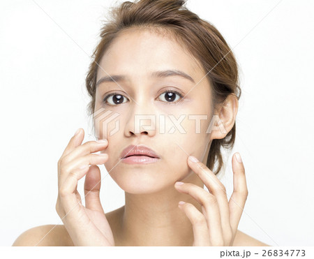 お肌をチェックする女性 26834773