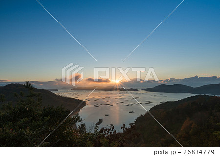 瀬戸内海から昇る輝く朝日 26834779