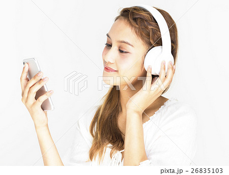 ワイヤレスヘッドホンとスマホで音楽を聴く女の子 26835103