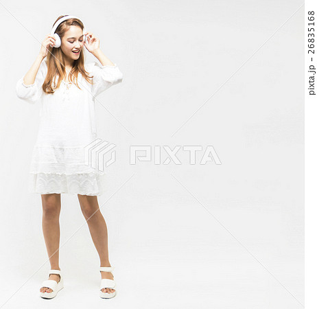 ワイヤレスヘッドホンで音楽を聴く女の子 26835168