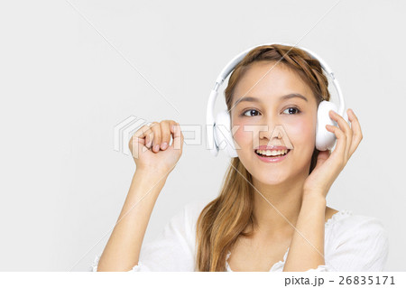 ワイヤレスヘッドホンで音楽を聴く女の子 26835171