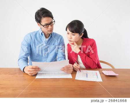 確定申告で悩む若い夫婦 26841668