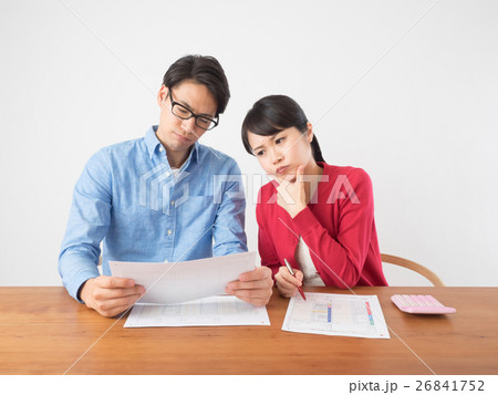 確定申告で悩む若い夫婦 26841752