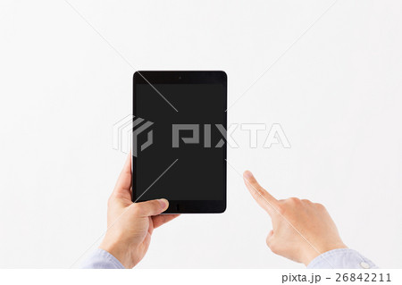 タブレットを使う男性 タブレットを使う男性 26842211
