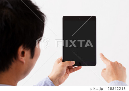 タブレットを使う男性 タブレットを使う男性 26842213