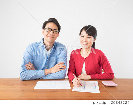 確定申告の準備をする若い夫婦 26842224