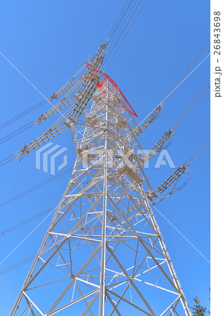 鉄塔 高圧線 背景青い空 真下から撮影 骨組 フレーム 鉄塔 高圧線 背景青い空 真下から撮影 骨組 フレーム 26843698
