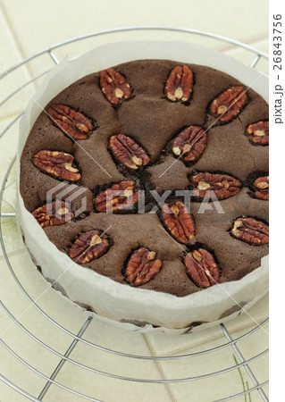 おうちでお菓子作り ガトーショコラ 型から外してケーキクーラー上で冷ましているシーン おうちでお菓子作り ガトーショコラ 型から外してケーキクーラー上で冷ましているシーン 26843756