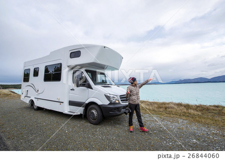 キャンピングカーと女性とレイク・プカキSouth New Zealand キャンピングカーと女性とレイク・プカキSouth New Zealand 26844060