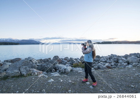 女性のカメラマンとレイク・プカキ、South Island New Zealand 女性のカメラマンとレイク・プカキ、South Island New Zealand 26844061