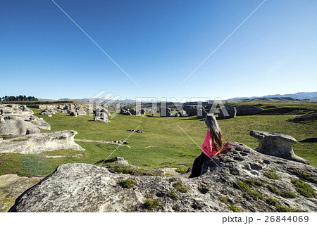 エレファント・ロックに座る女性、South Island New Zealand エレファント・ロックに座る女性、South Island New Zealand 26844069