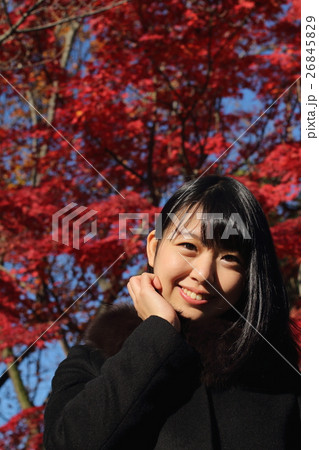 紅葉と笑顔の大学生 26845829