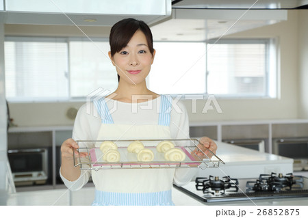 パン生地を並べる パン生地を並べる 26852875