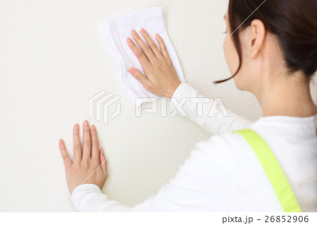 壁紙の汚れを掃除をする女性 26852906