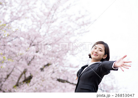 空に向かい手を広げる新入社員の女性 ビジネスウーマンの写真素材