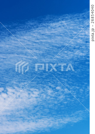真っ青な空に流れるうろこ雲 26854040