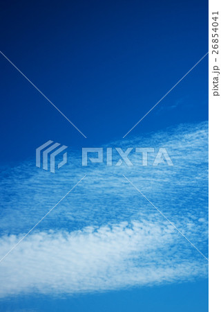 真っ青な空に流れるうろこ雲 26854041