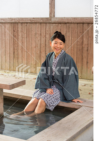 足湯に入る女性 26854772