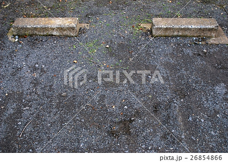 駐車場の車止めと砂利の写真素材